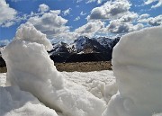 36 Finestra di neve aperta verso i monti Cavallo e Siltri